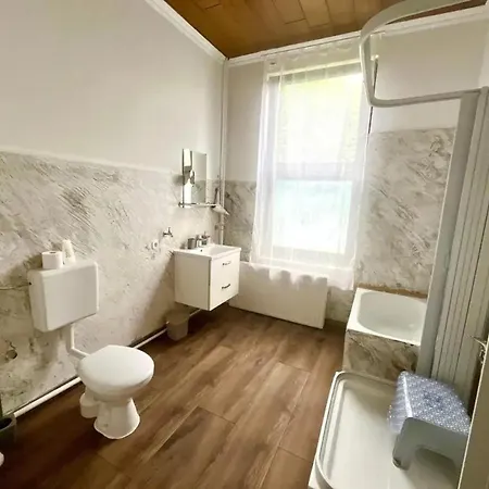 Charming Near With Garden, 100 M² Apartamento Emden